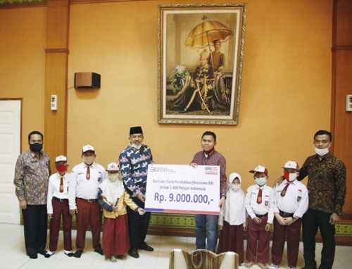  Dihadiri Bupati, BRI Cabang Siak Serahkan Beasiswa